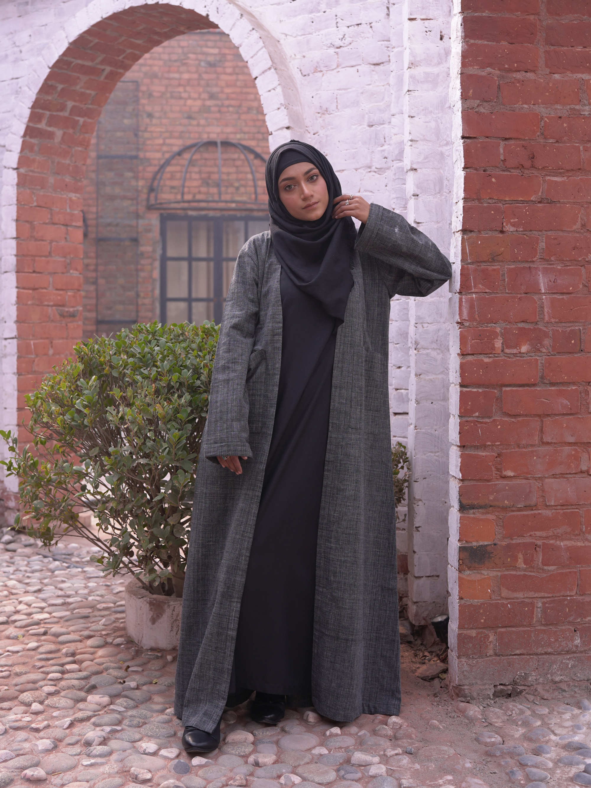 Minimalist Open Abaya – Checked Charcoal